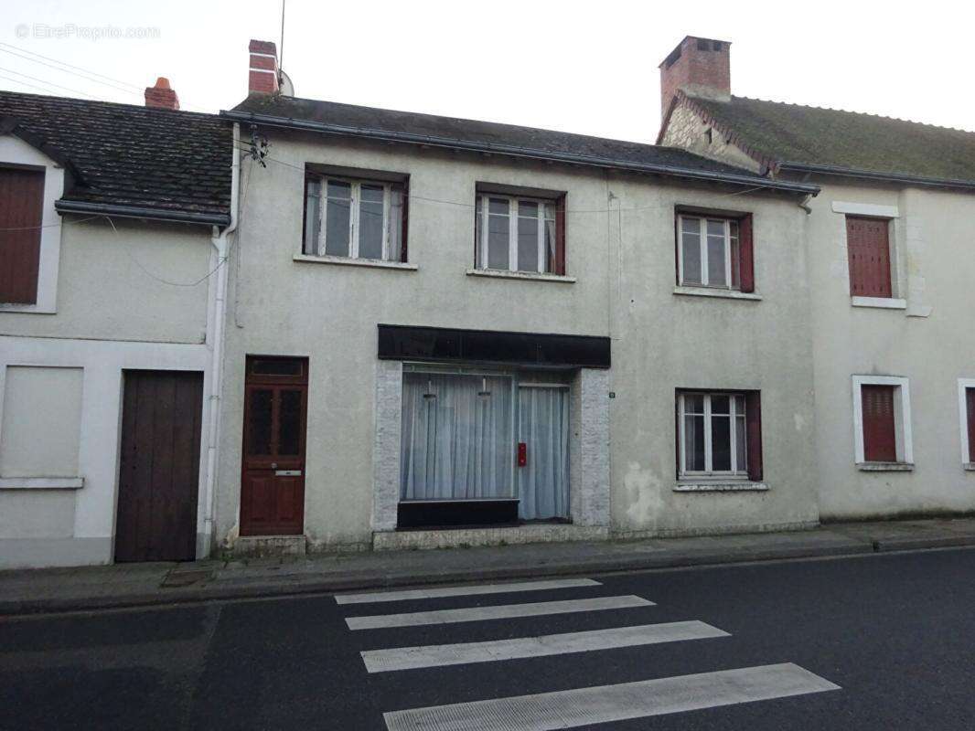 Maison à AZAY-LE-FERRON
