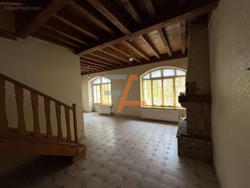 Maison à SAINT-JULIEN-CHAPTEUIL
