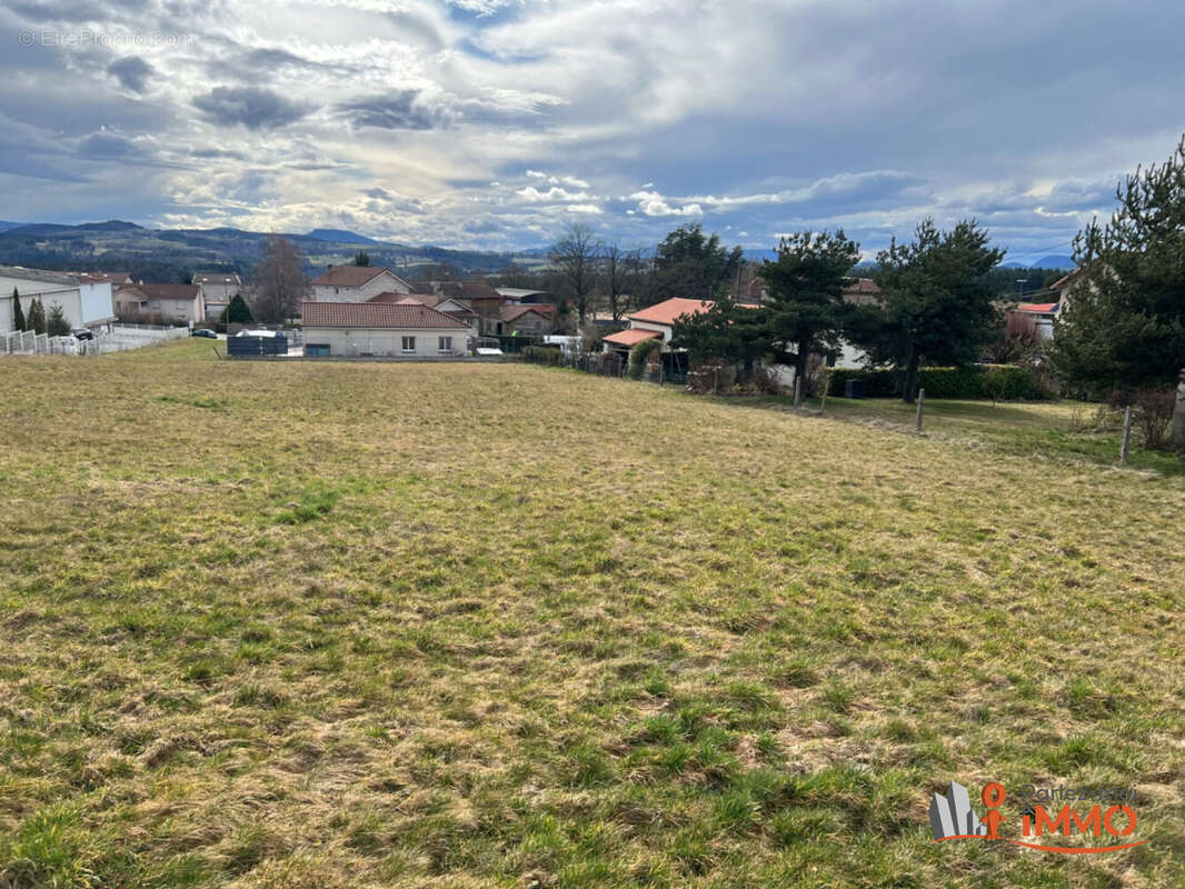 Terrain à LES VILLETTES