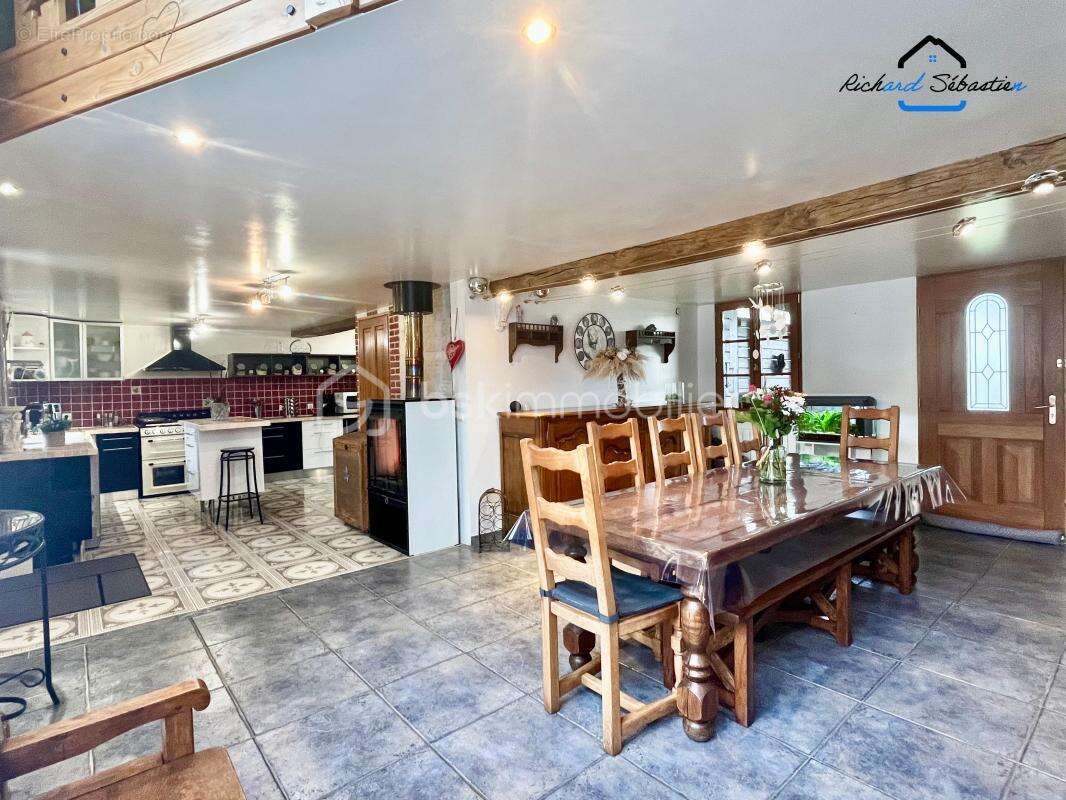 Maison à LAUNOIS-SUR-VENCE