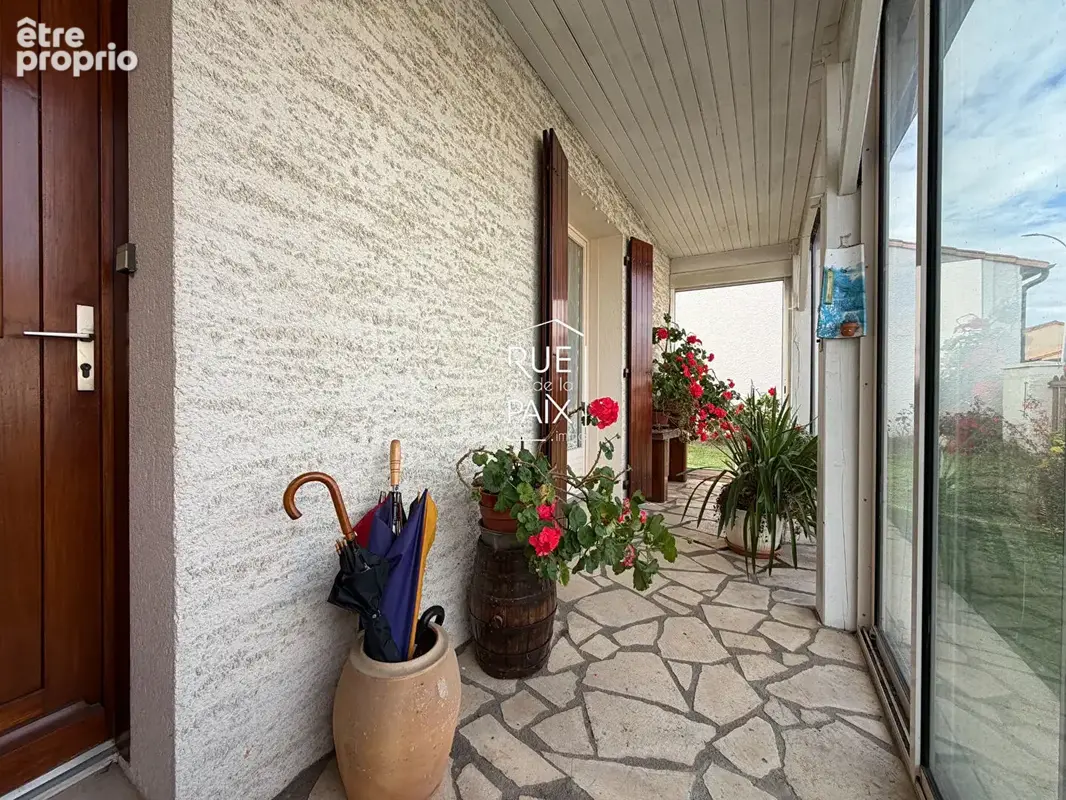 Pavillon de plain-pied avec jardin arboré et deux garages - photo 2