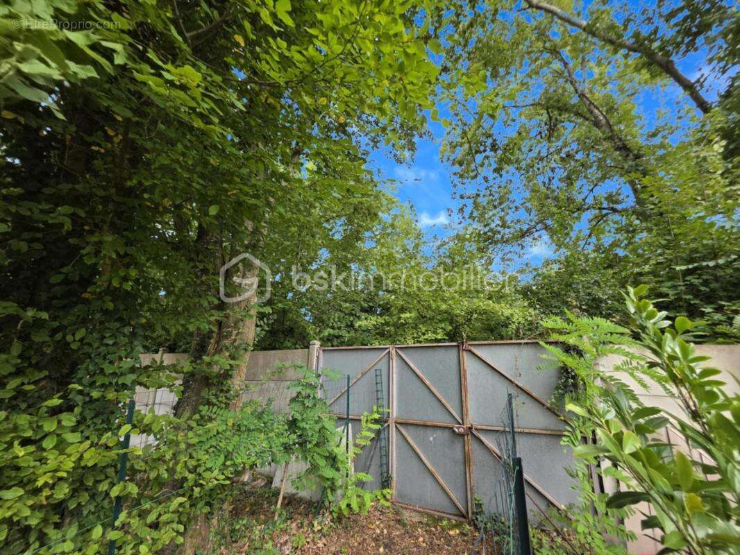 Terrain à MONTCOURT-FROMONVILLE