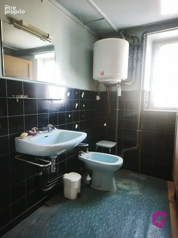 Maison de bourg de 230 m2 avec 11 chambres et un petit jardin, Idéal gite ! - photo 13