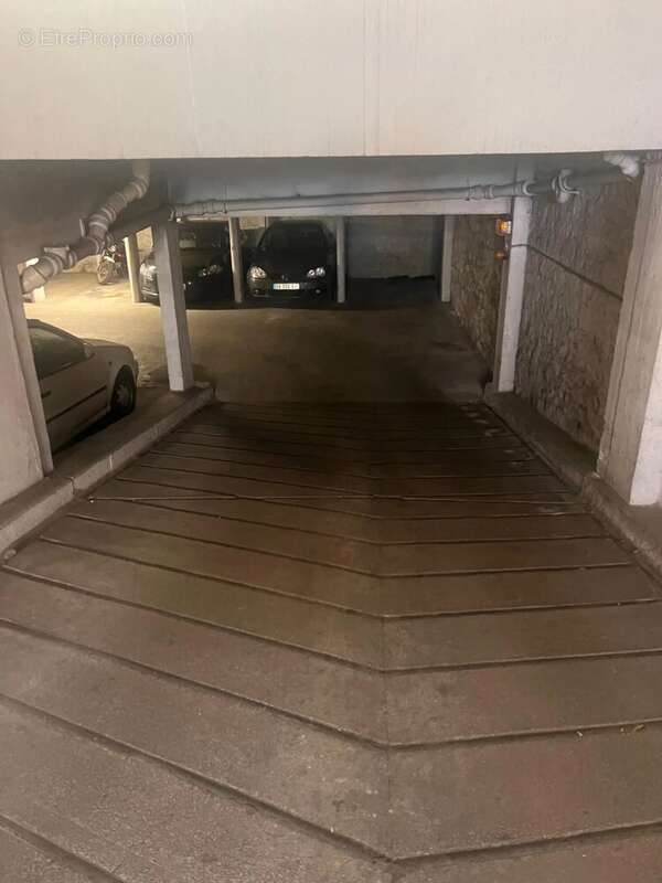 Parking à PARIS-10E