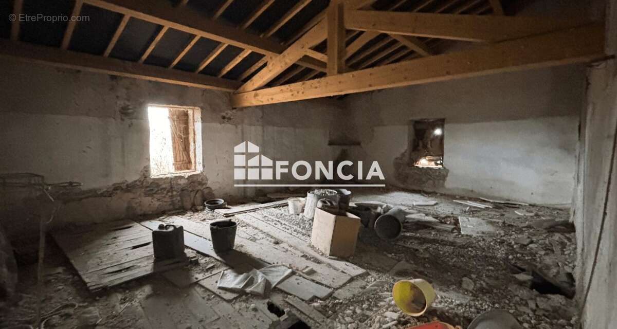Ancien corps de ferme avec fort potentiel sur 2 300 m² en plein centre de Besayes - photo 9