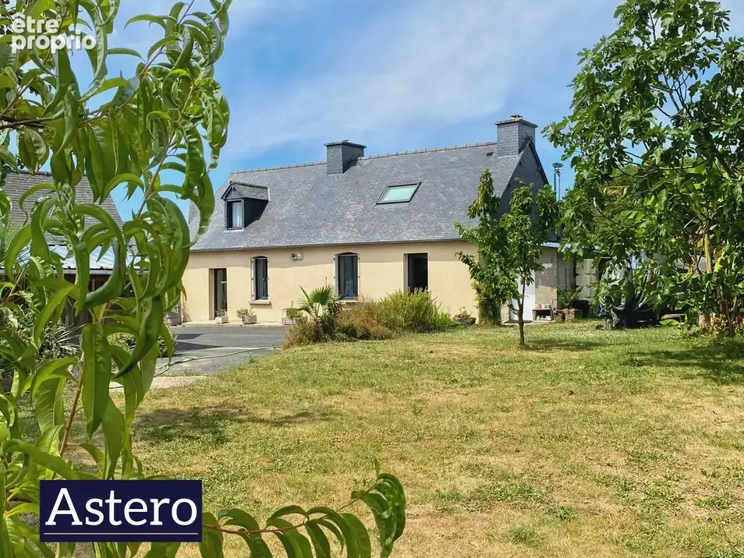 Maison familiale avec chambre au rez-de-chaussée, terrain constructible de 2 240 m² et dépendances - photo 3