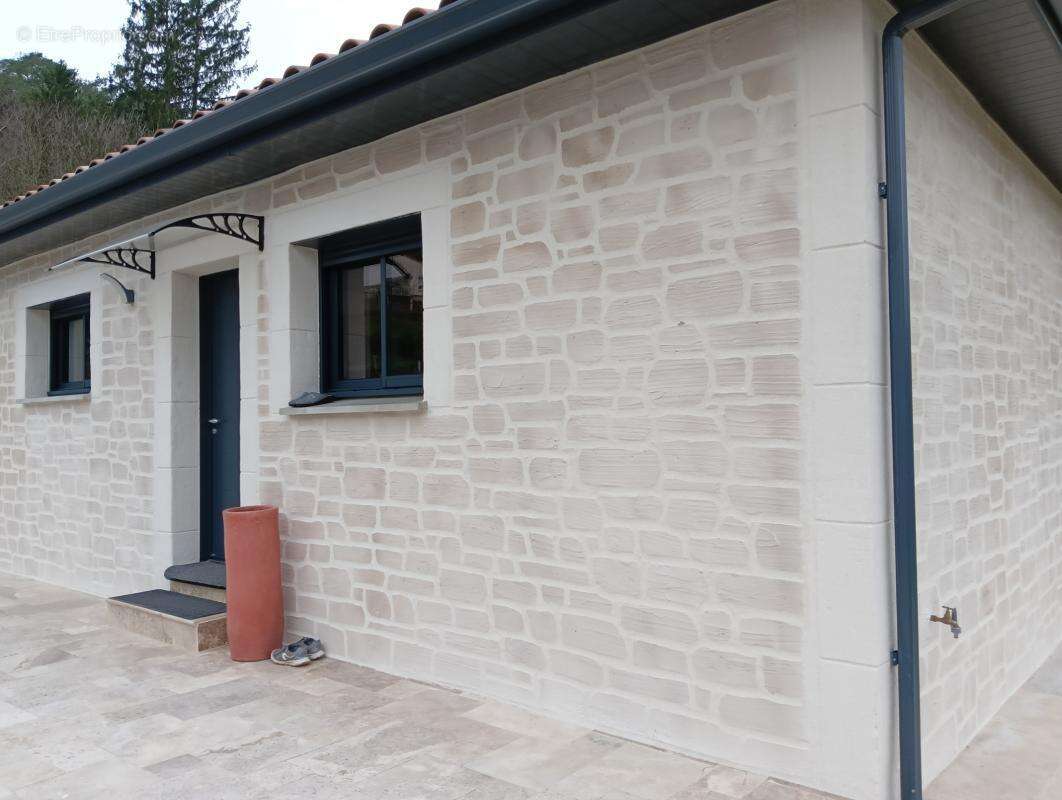 Maison récente de plain-pied (2024), grand préau de 100 m², garage aménagé et jardin paysager au calme - photo 17