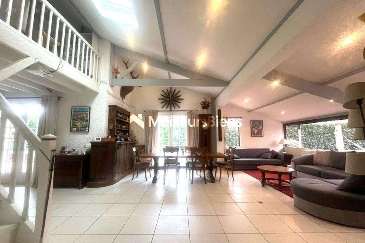 Maison à CASTRES-GIRONDE