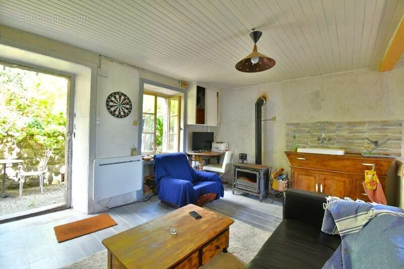 Petite ferme en pierres avec terrain SAINT-JULIEN-D'INTRES (07) - photo 9