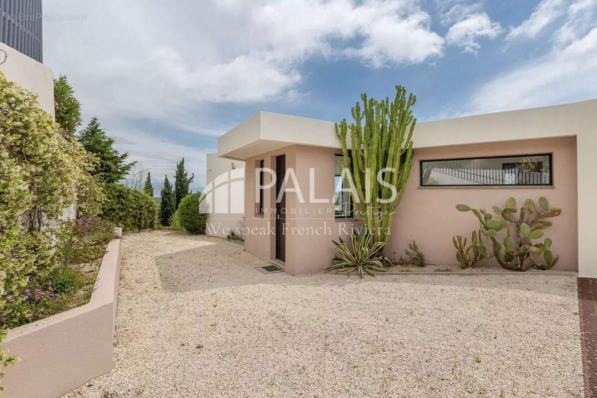 ANTIBES – RASTINES // Villa Contemporaine 240 m² – Jardin – Piscine – Vue Panoramique - photo 15