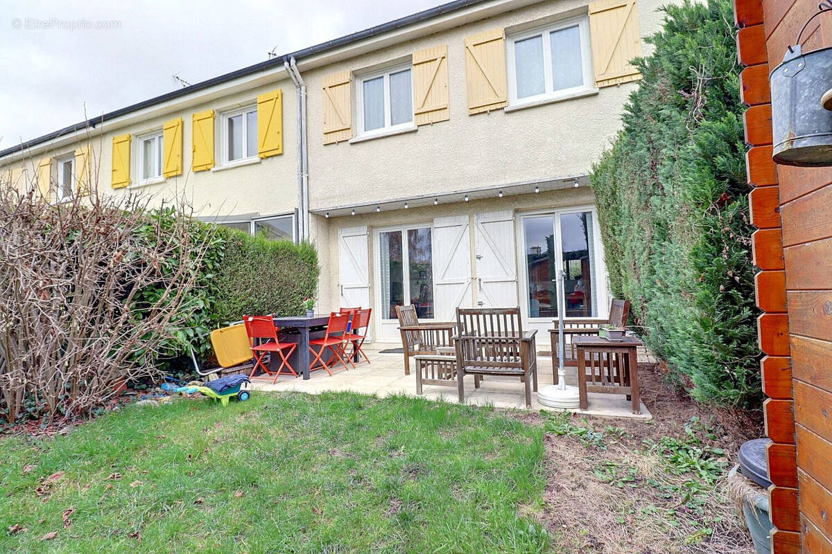 Maison à LE MESNIL-SAINT-DENIS