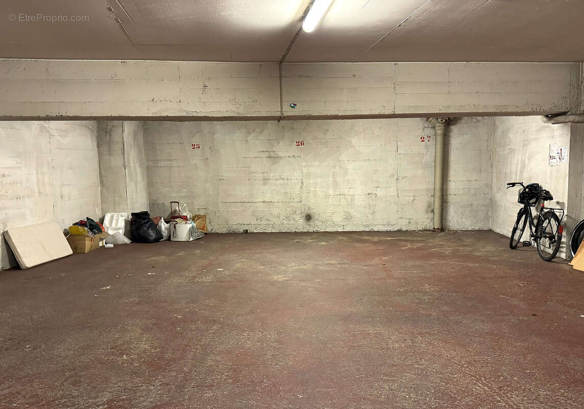 Parking à PARIS-12E