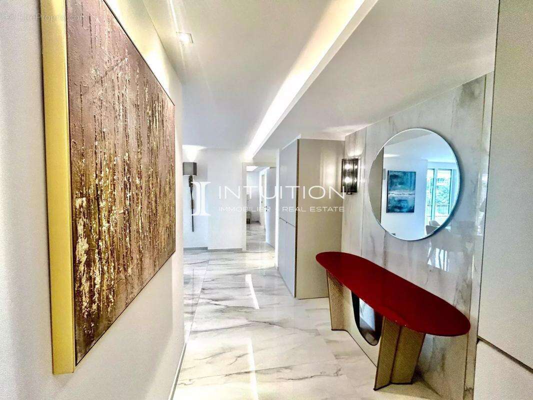 Cannes - Croisette : Magnifique appartement 3 pièces avec vue mer dans une résidence de renom - photo 16