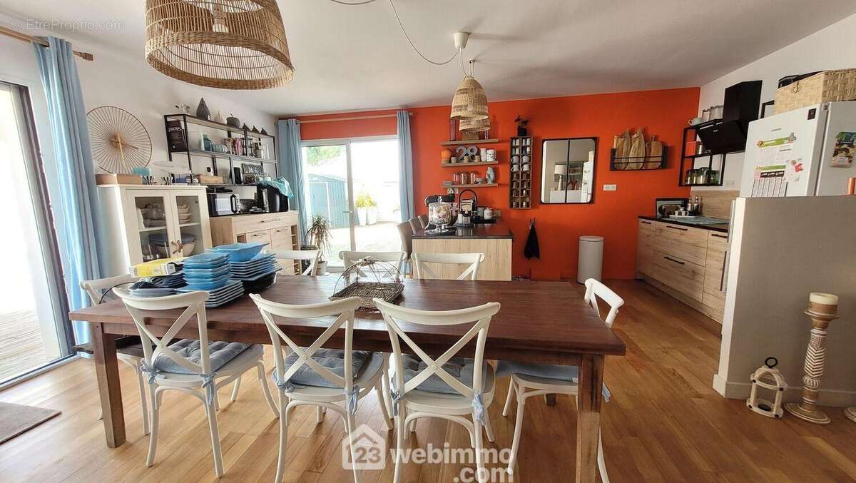 Et son côté cuisine ouverte - Maison à ANGLES