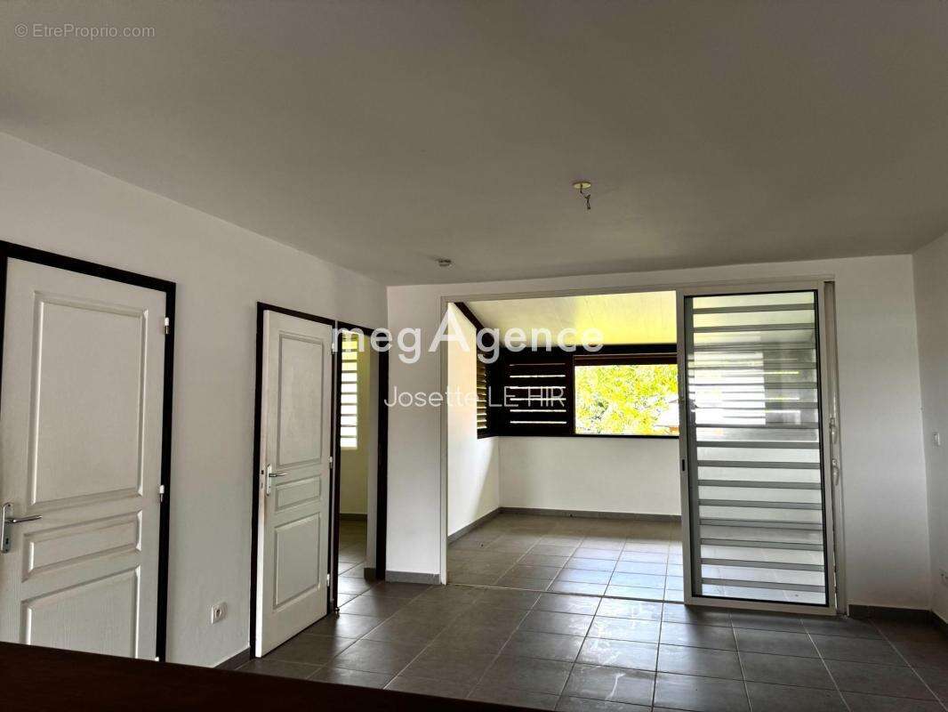 Appartement à REMIRE-MONTJOLY