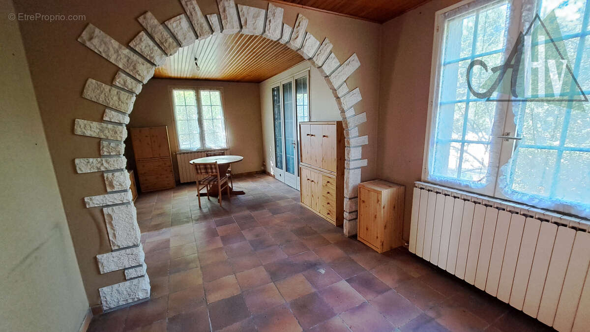 SOUCY - Maison à rénover de 105 m2 avec 4 chambres, sous-sol et deux garages. - photo 3