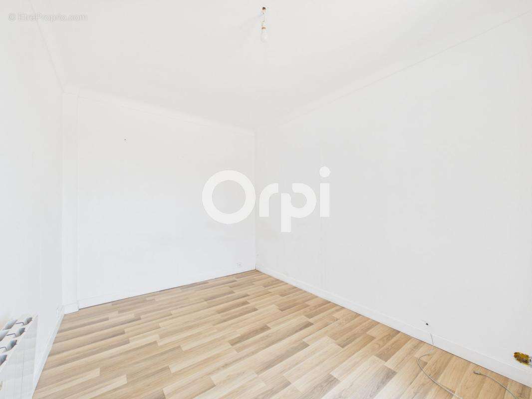 Appartement a renover - t2 bis - belle terrasse + cave + stationnement privatif + jardin - vue degagee - photo 7