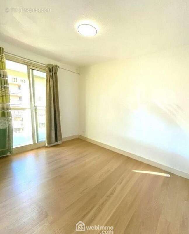 Deuxième chambre orientée, sur la terrasse avec ses rangements - Appartement à SAINTE-MAXIME