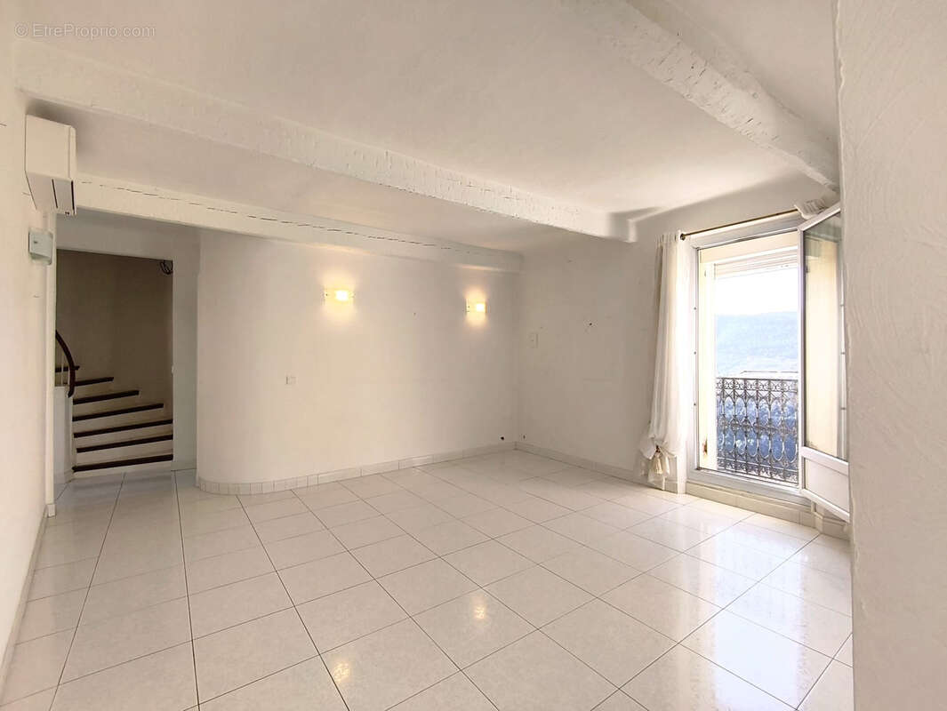 Appartement à BAGNOLS-EN-FORET