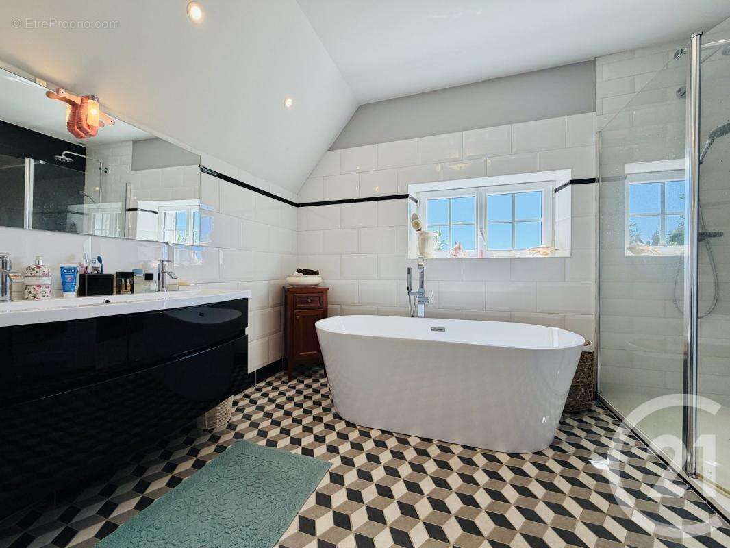 Maison 189 m² à Saint-Priest-Taurion  - photo 17