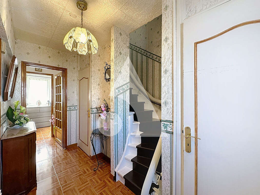 Maison à QUIEVRECHAIN