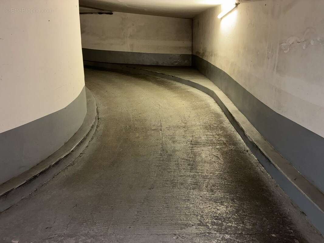 Parking à PARIS-9E