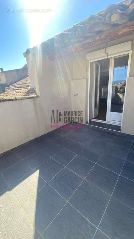 Maison à ENTRAIGUES-SUR-LA-SORGUE