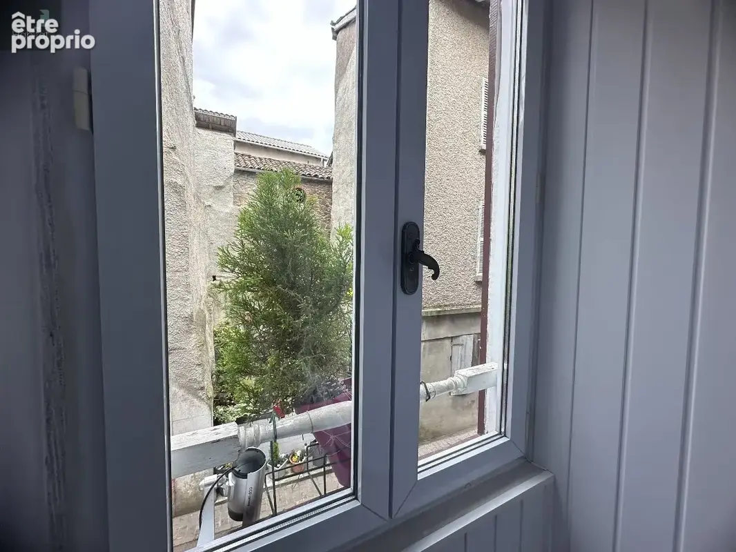 Centre ville, maison T4, habitable sur deux niveaux . - photo 10