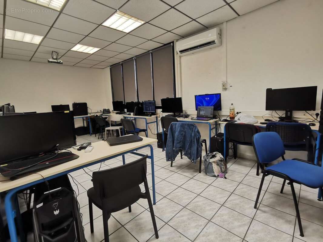 Commerce 180 m² à Le Lamentin  - photo 4