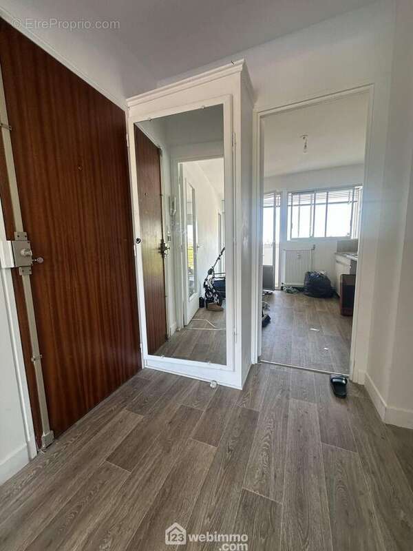 Une vaste entrée distribue ... - Appartement à LAON