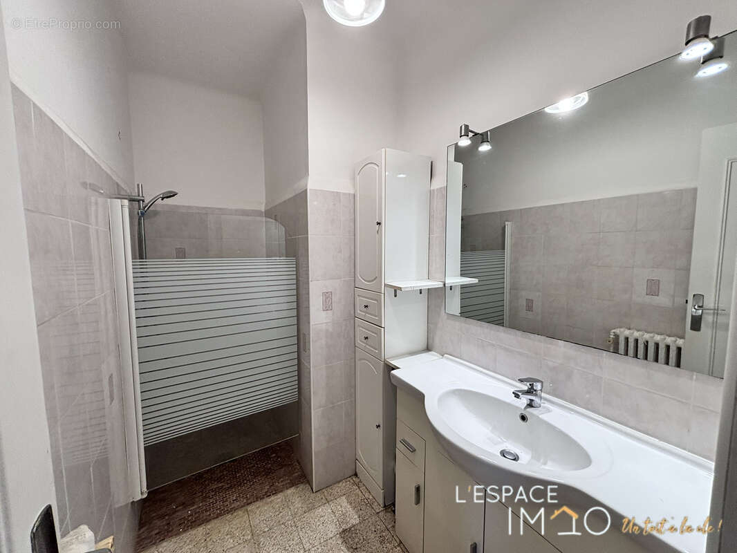 Exclusivité - Maison de ville avec cours et grand garage ! - photo 14