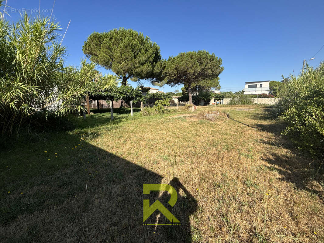 Grau d'Agde   À 200 mètres de la plage Terrain de plus de 1100m2 avec T3 à rénover - photo 6
