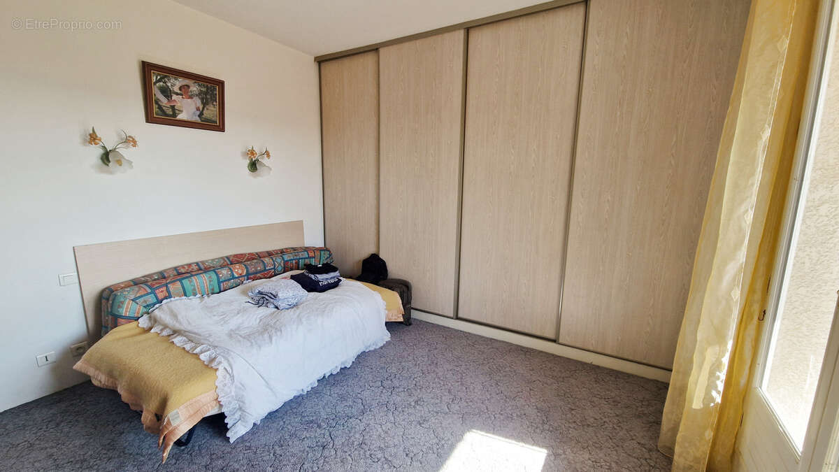 Maison à SAINT-JULIEN-LES-ROSIERS