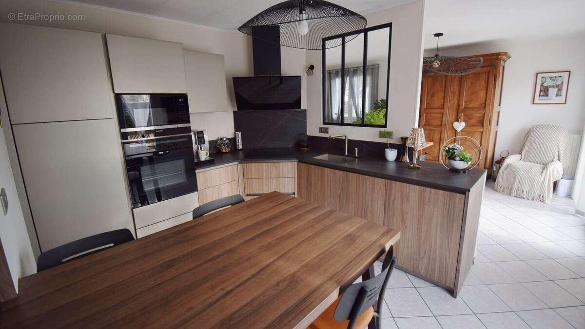 Maison à CREUZIER-LE-VIEUX