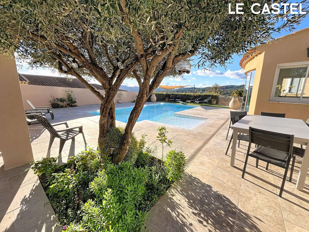 Maison à CEYRESTE