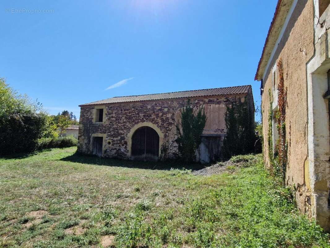 Façade Grange restaurée de Gros oeuvre - Maison à MAZEYROLLES
