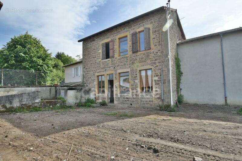 Maison à SAINT-CLEMENT-DE-VERS