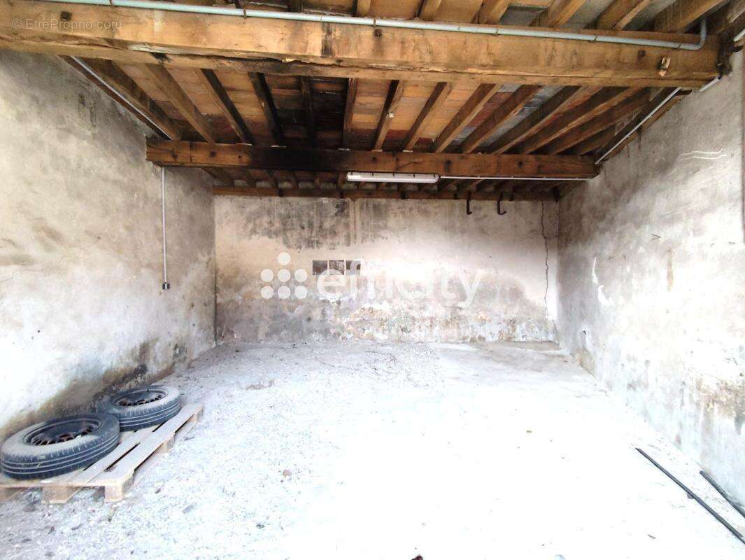 Commerce à TREMBLAY-LES-VILLAGES