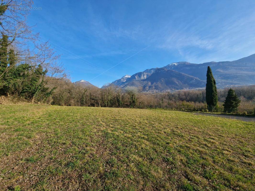 Terrain à VEUREY-VOROIZE