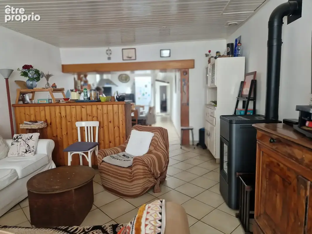 Maison au coeur de Port Joinville avec un joli jardin clos de murs de pierre. - photo 3