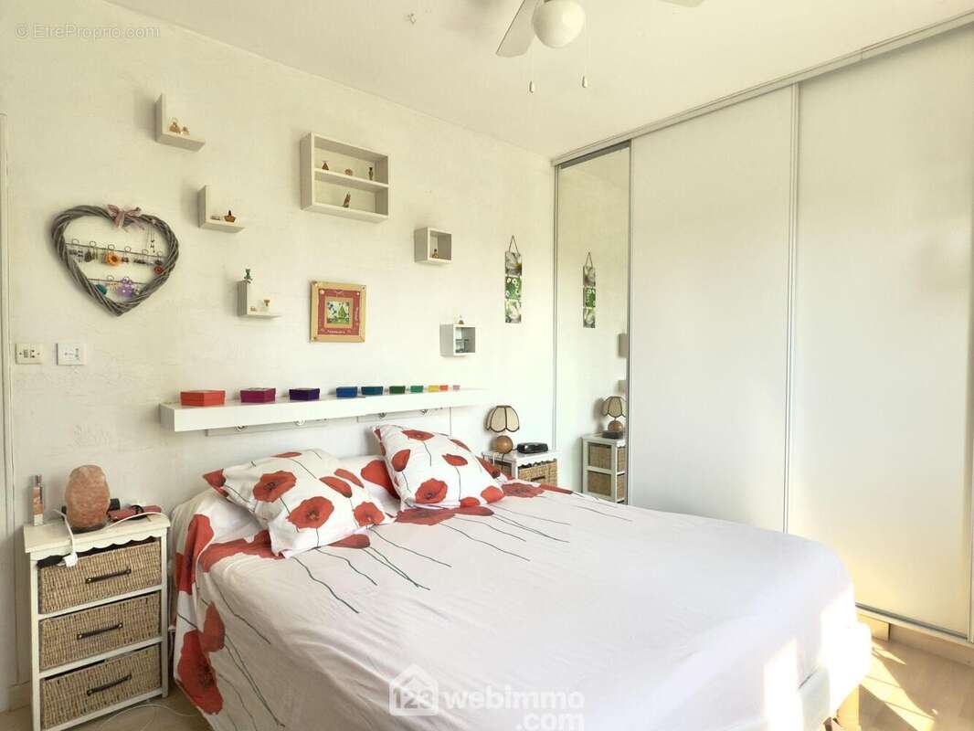 L&#039;espace nuit est composée d&#039;une première chambre de 12m² avec placards... - Maison à LONGUE-JUMELLES