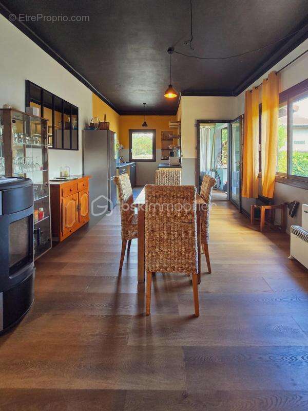 PONTCHARRA – Appartement T3 de 76 m² avec grand jardin, garage et deux caves - photo 4