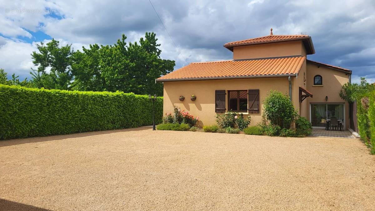 Maison à ROMANECHE-THORINS