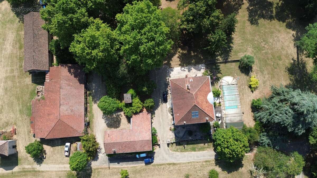 Beau Manoir avec près de 50 hectares de terrain proche de toutes les commodités - photo 2