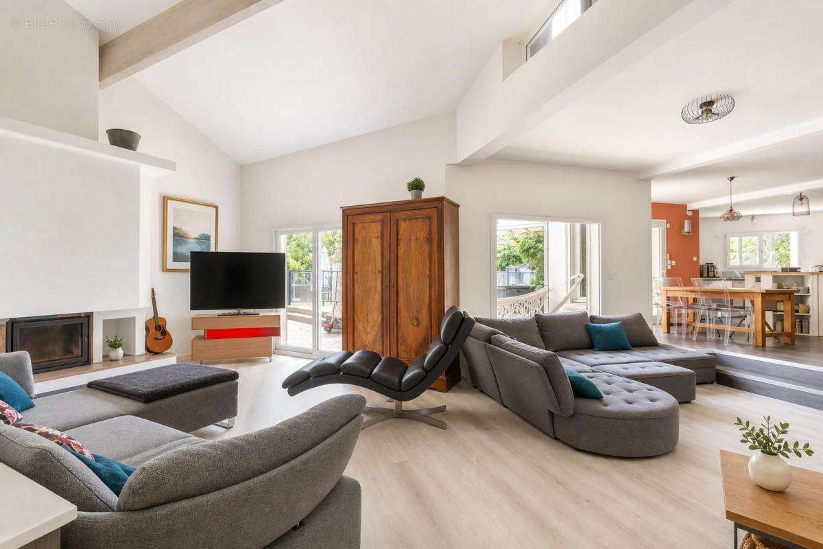 Maison de 8 pièces de 210 m² à Saint-Cyr-sur-le-Rhône - photo 4