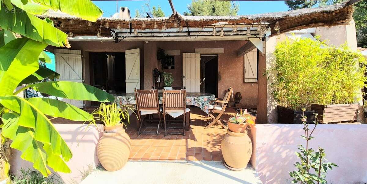 Maison à CEYRESTE