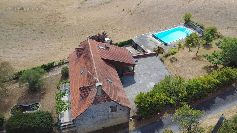 Maison en pierre bénéficiant d'une piscine et d'un panorama champêtre - photo 24