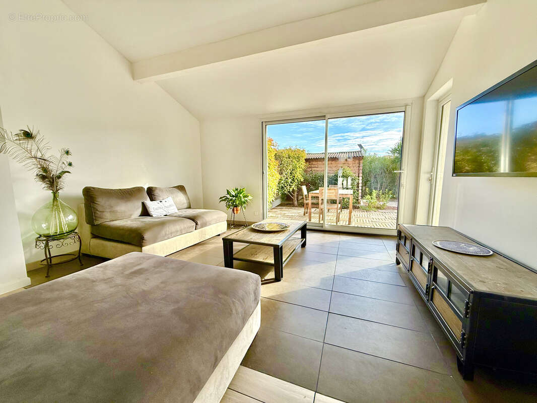 Maison à VIC-LA-GARDIOLE