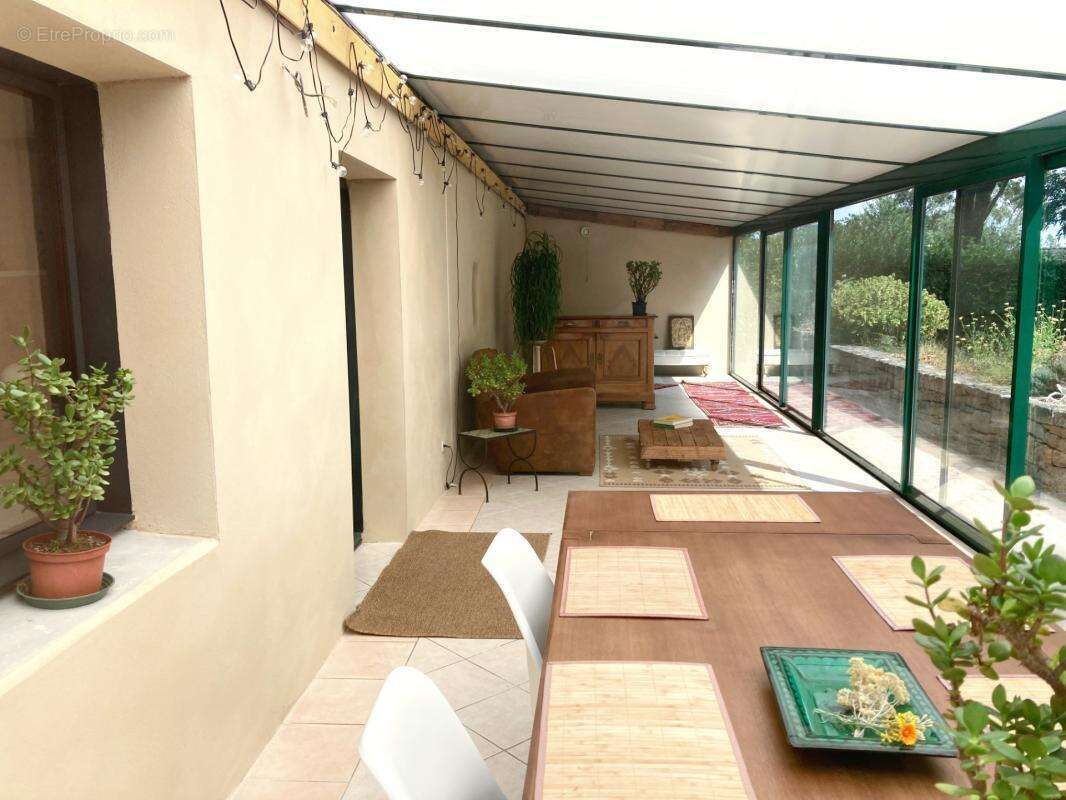 Propriété en pierre 208 m² dont 45 m² de véranda + grange 180 m² – Accessible PMR – 7000 m² – 20 min de Vannes! - photo 5