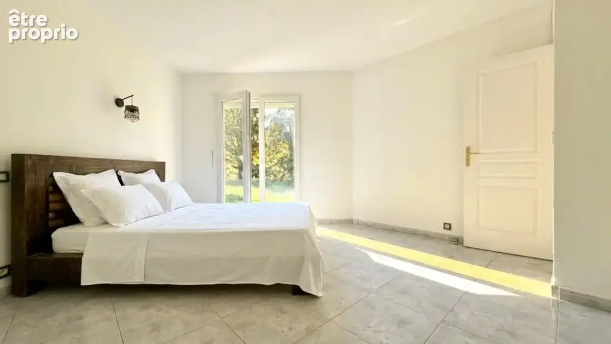 Maison T6 de 175 m² avec piscine plein sud, pool house et jacuzzi sur un terrain de 3 500 m² - photo 10